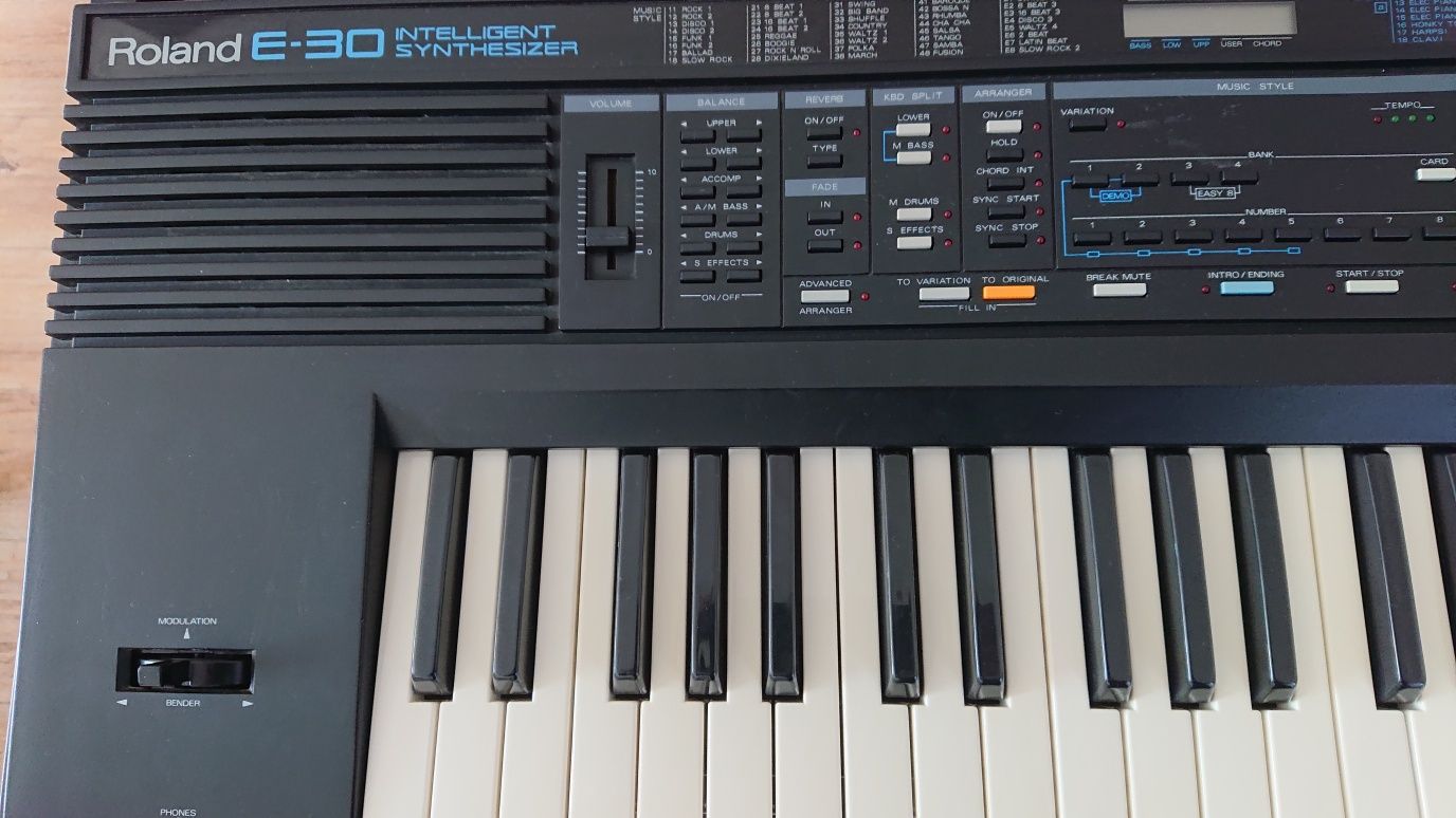 Roland E30 inteligent synthesizer