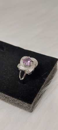 Srebrny pierścionek różowy kryształ