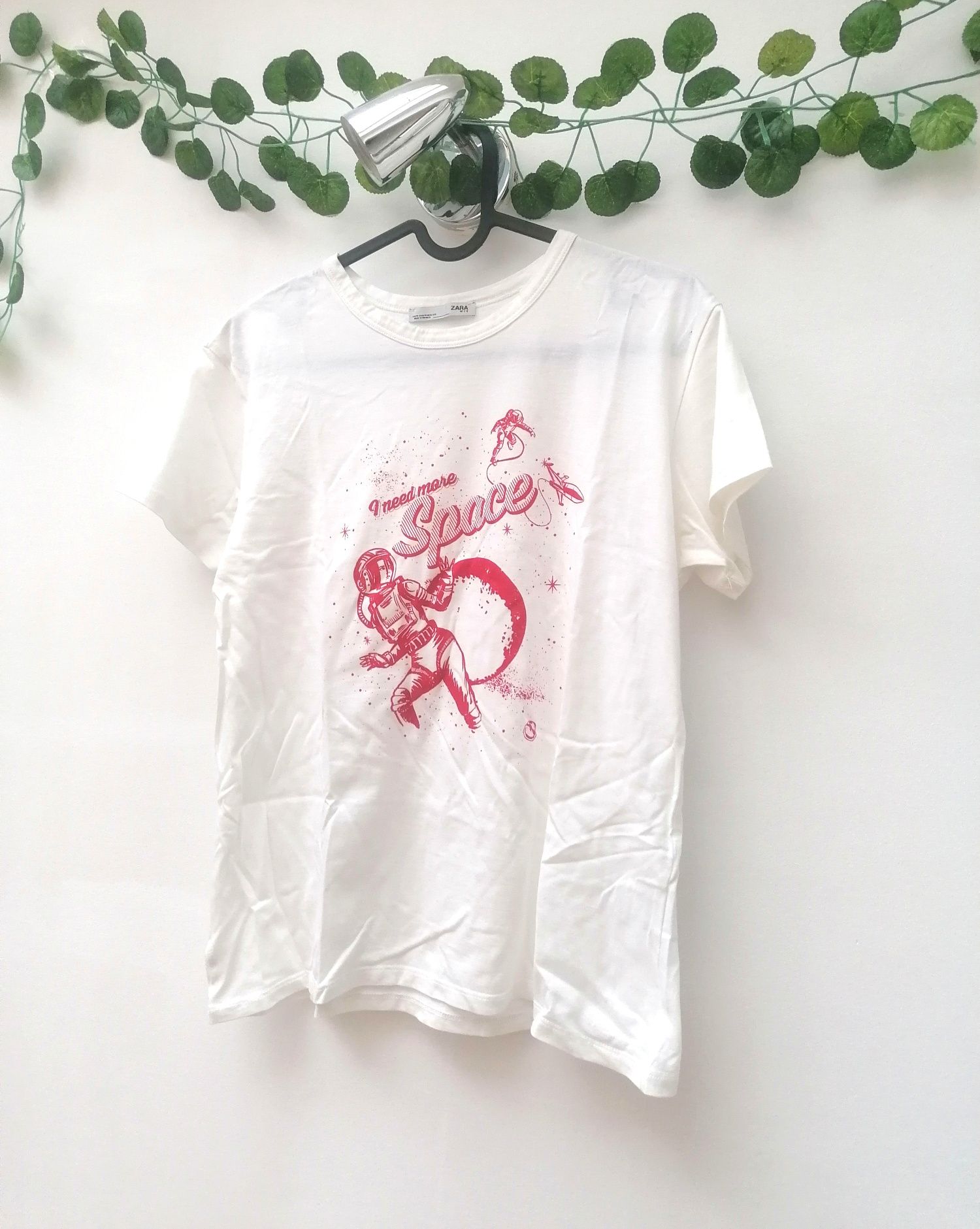 T-shirt Branca "I need more space"