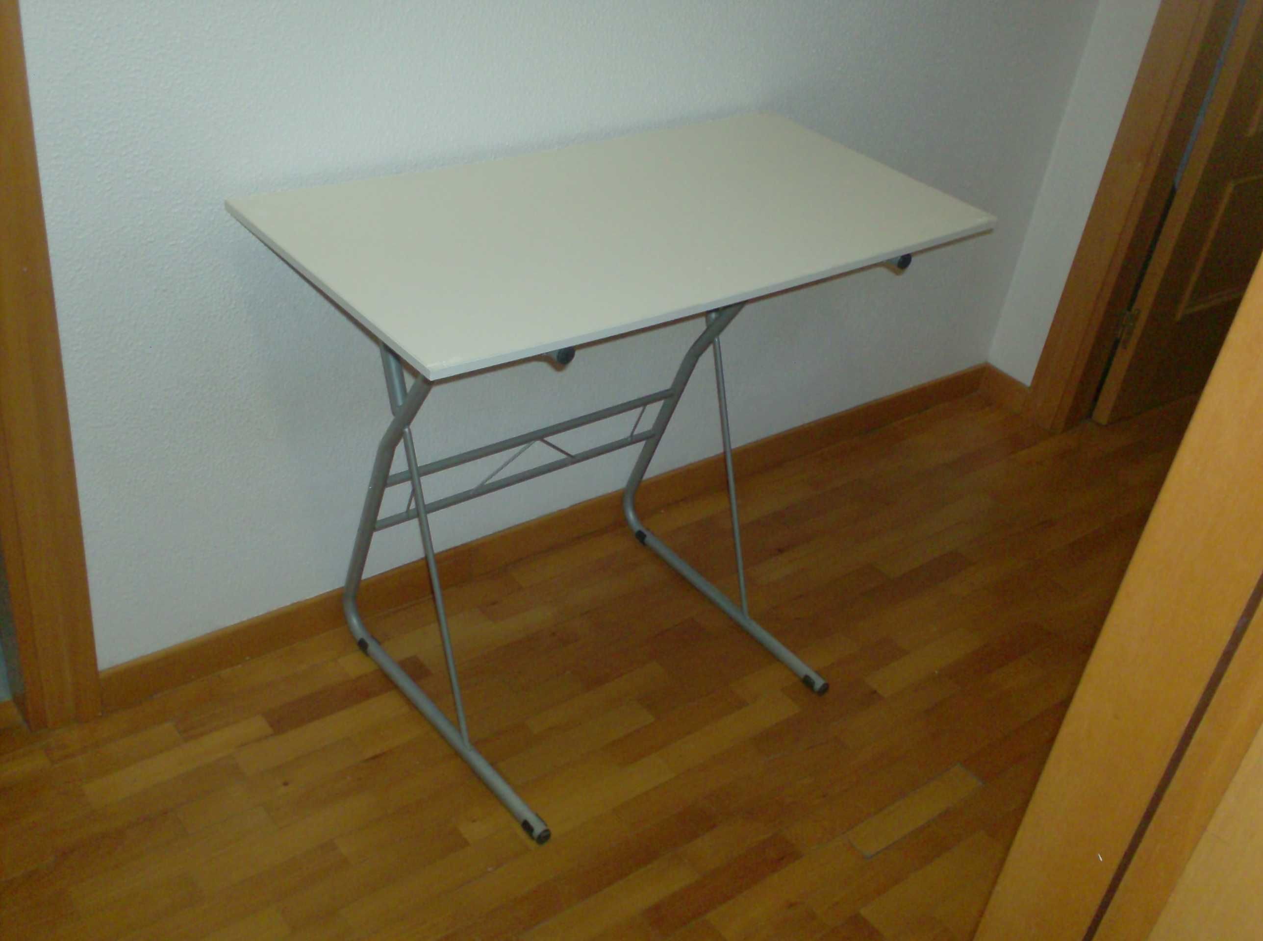 Mesa de Apoio com estrutura metálica e tampo de madeira