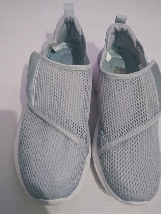 Siateczkowe buty dla szerokiej stopy