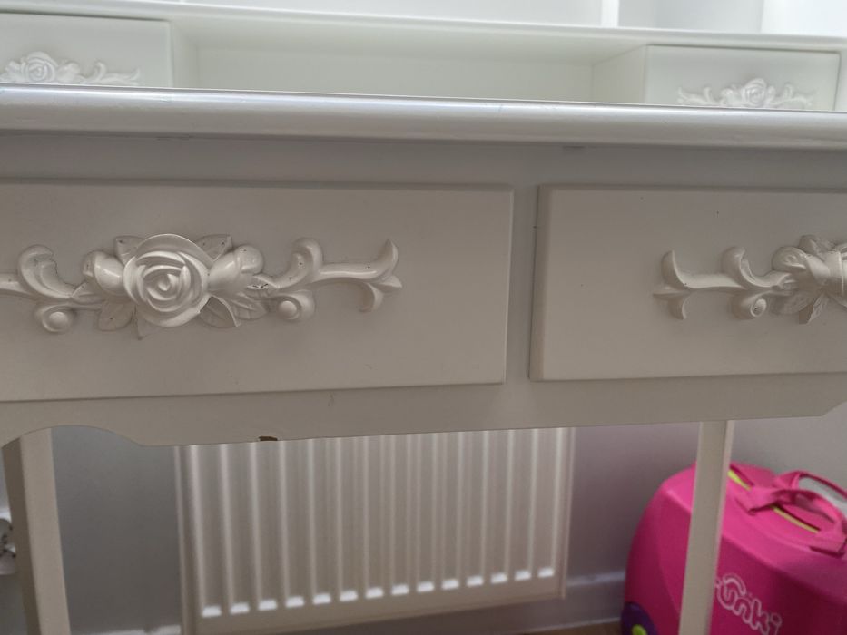 Biała toaletka kosmetyczna z lustrem