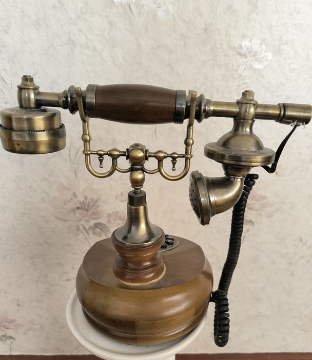 Телефон стационарный в ретро стиле