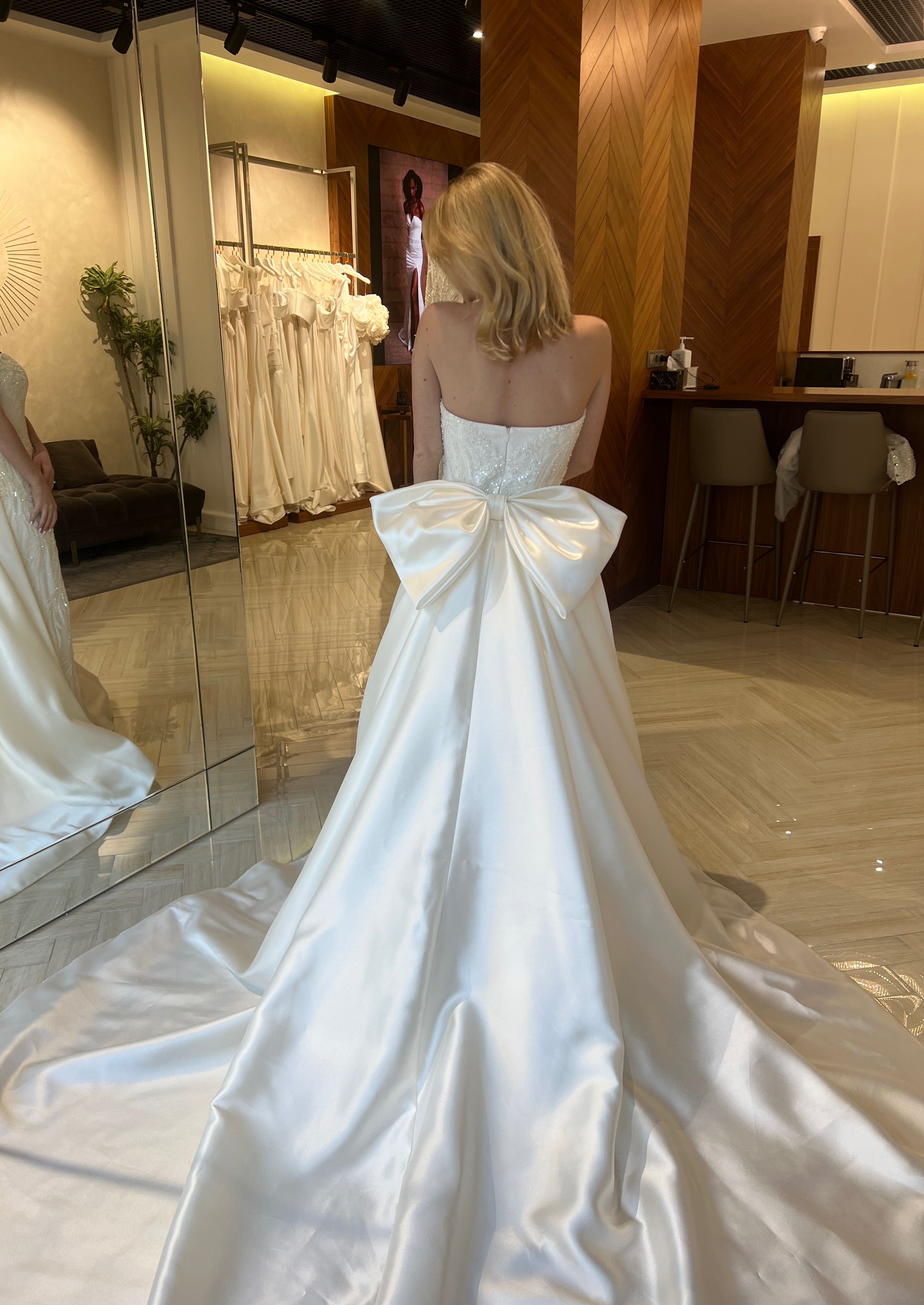 Весільна сукня з бантом