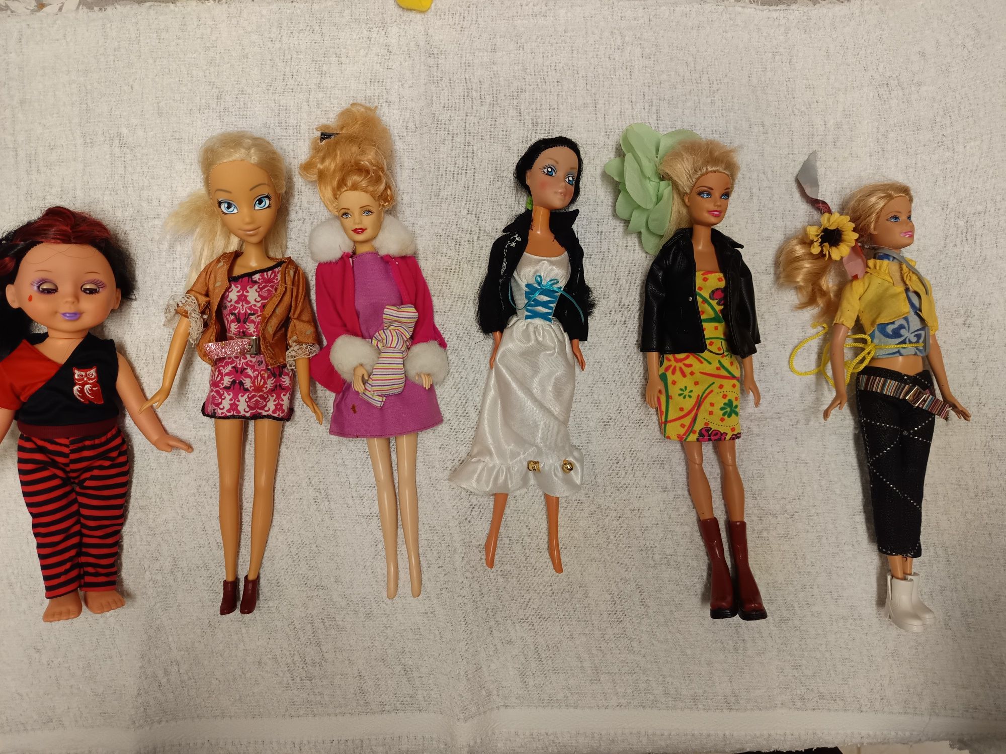 Barbies e outras bonecas