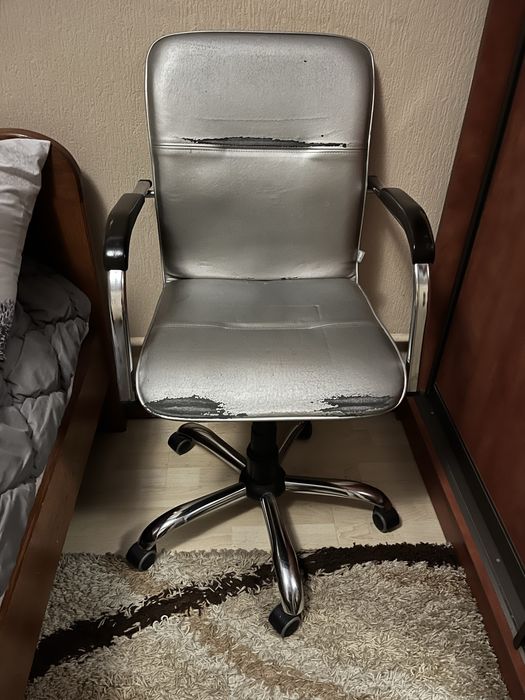 Продам офісні крісла