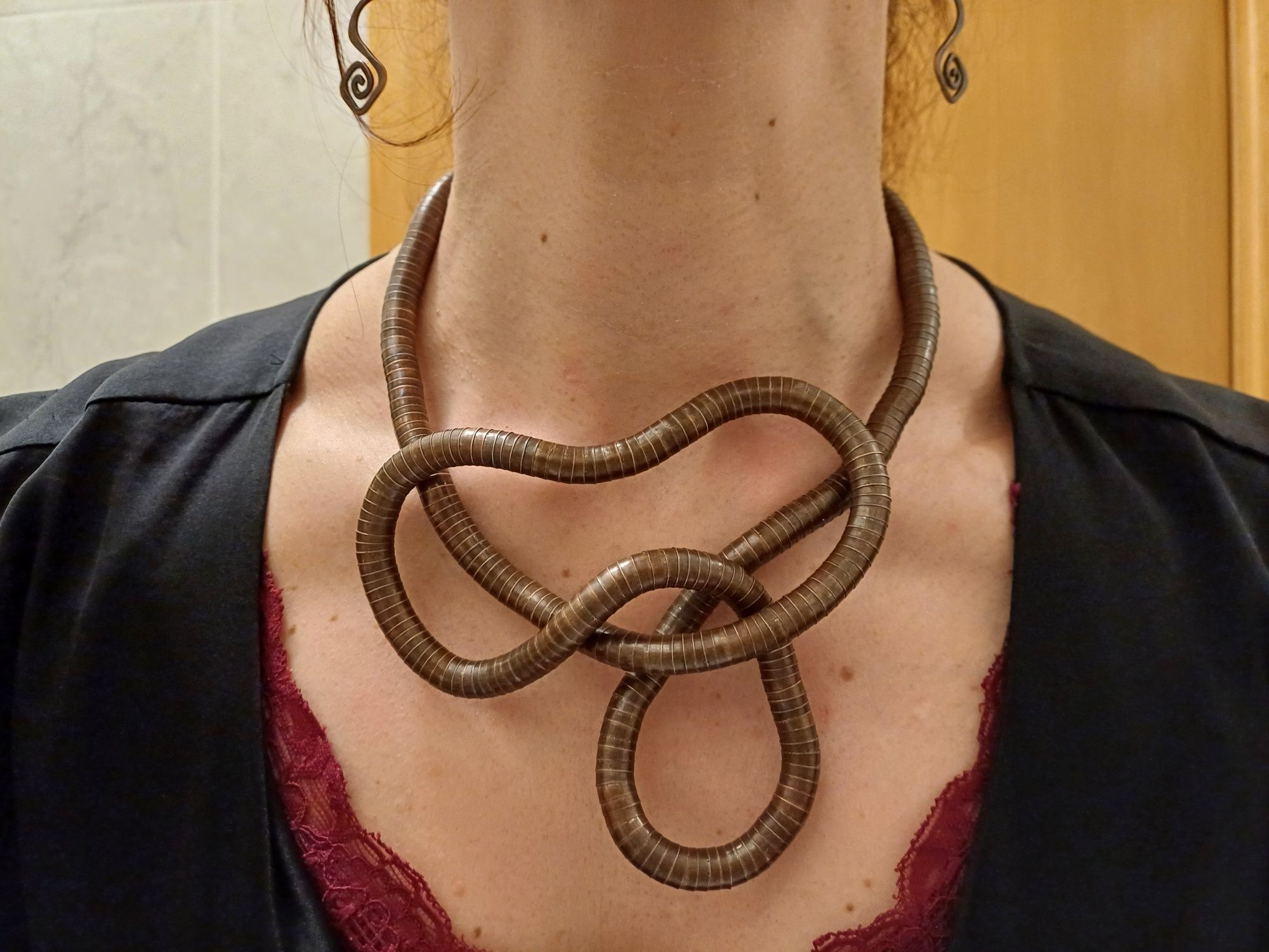 Colar cobra (snake necklace), maleável, de tom acobreado/cobre
