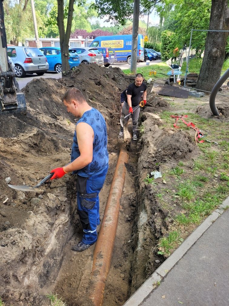 Przecisk kretem.wbijanie rur.przewierty pod droga kostka.kret.