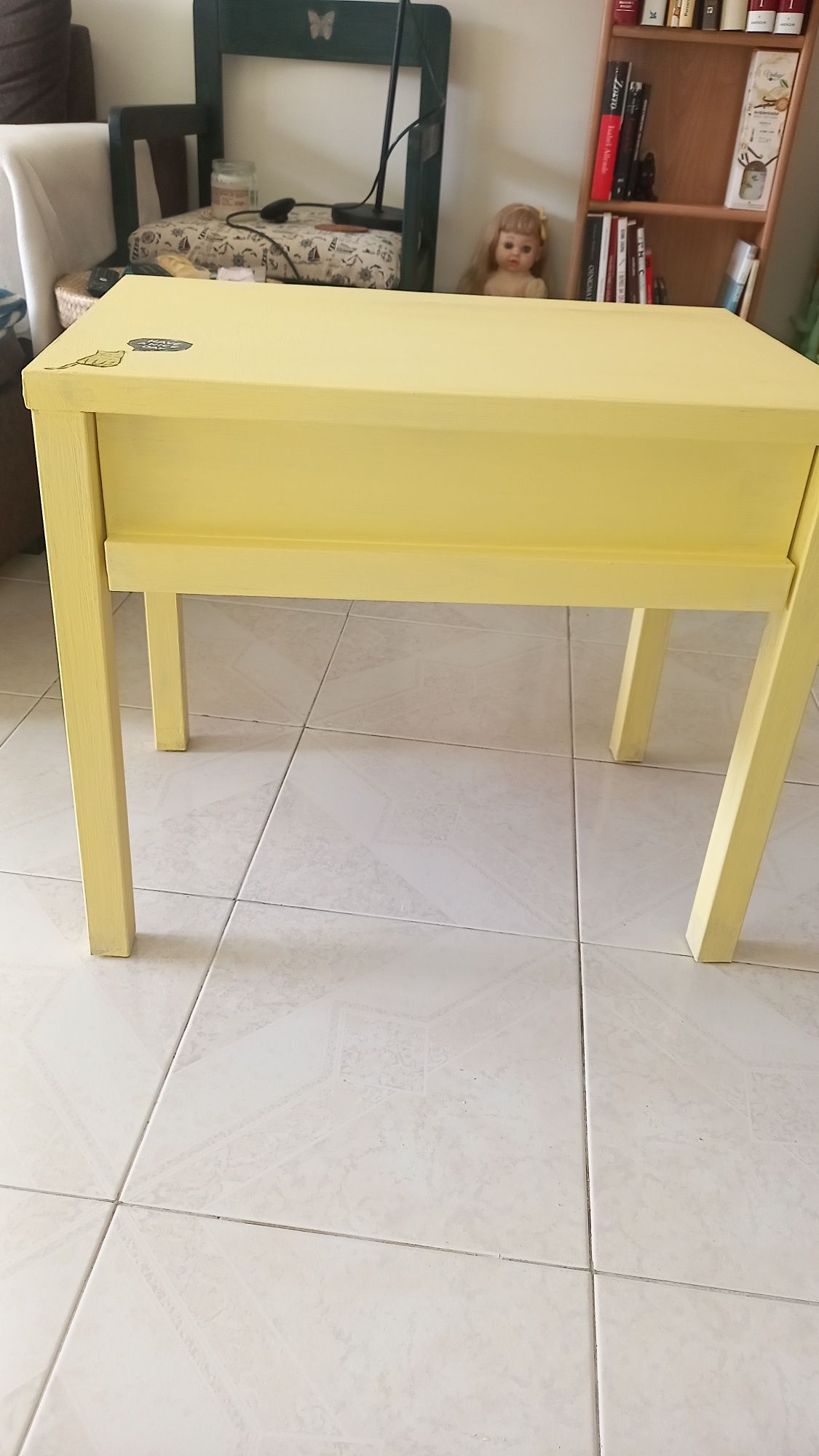 Mesa de apoio/cabeceira, pintada com tinta água (não tóxica).