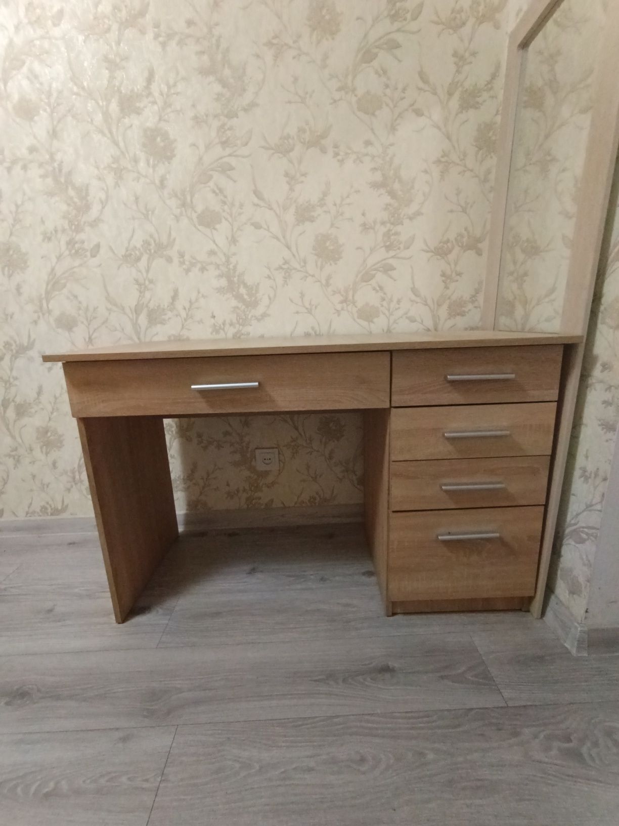 Стіл з шухлядами для учня