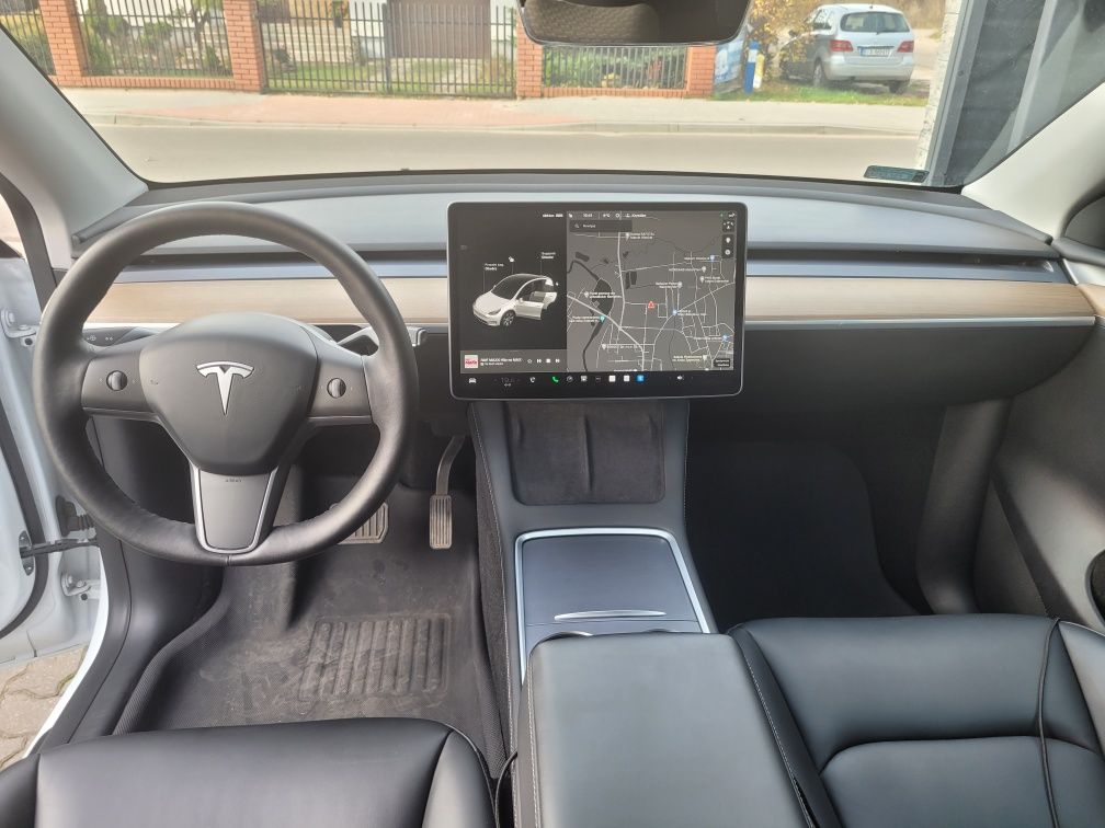 Tesla Y dual motor Salon Tesla hak gwarancja 2029