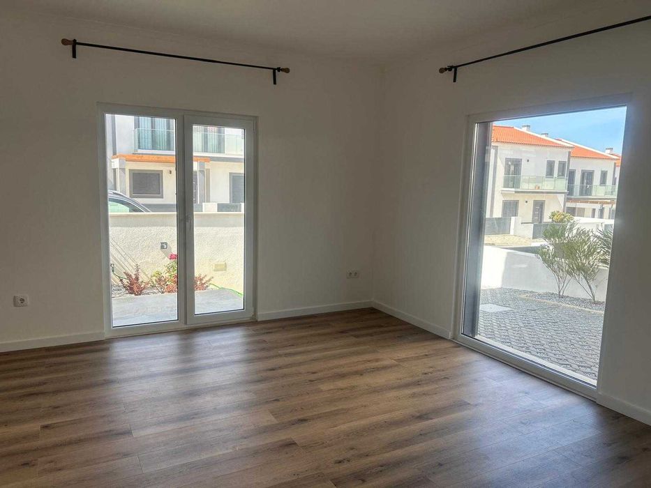 Arrenda-se Moradia Nova T3 + Escritório – Atouguia da Baleia (Peniche)