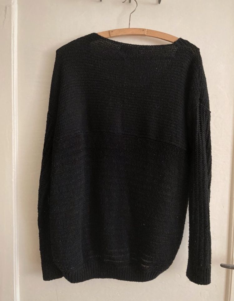 Sweter czarny z kieszeniami