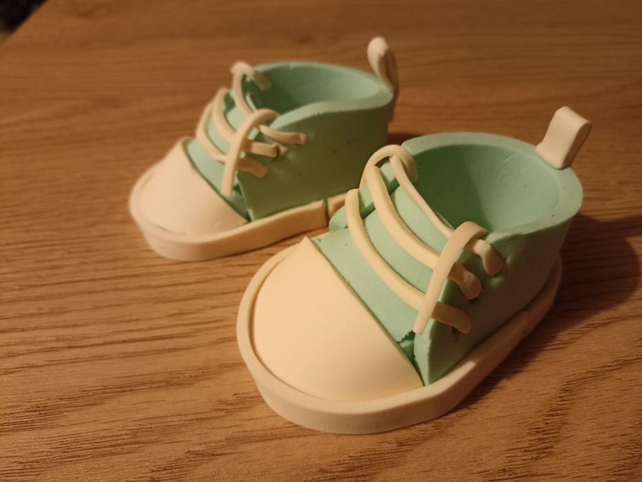 Dekoracje tort buciki chrzest