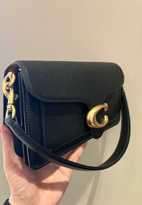 Torba na ramię z logo Chain Tabby26 w kolorze czarnym i złotym, nowa