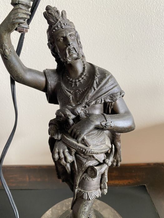 Candeeiro antigo em forma de escultura clássica