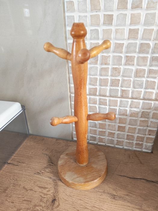 Drewniany stojak na kubki, filiżanki albo na biżuterię.