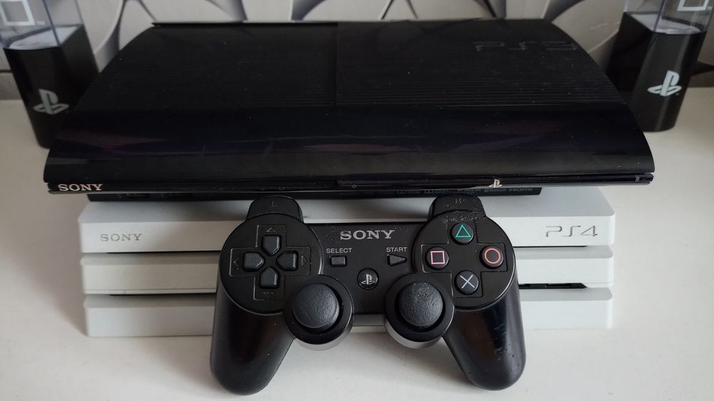 Playstation 3 Super Slim 12GB + Pad