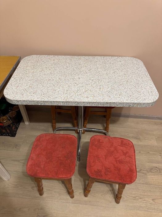 Стіл кухонний та 4 стільця(можна купити окремо) Академмістечк