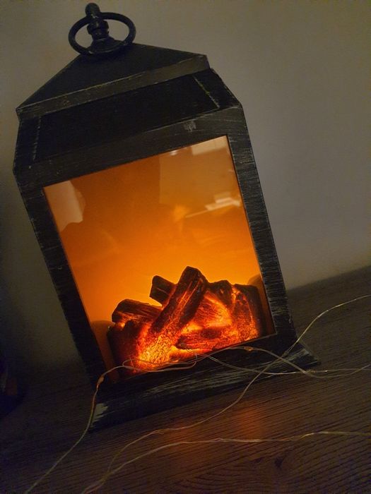 Mały ozdobny kominek
