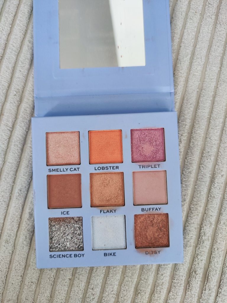 Paleta cieni do powiek makeup revolution friends pheobe
