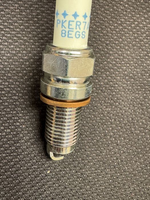 Свеча зажигания NGK Laser Platinum PKER7A8EGS 95463 комплект 4 штуки