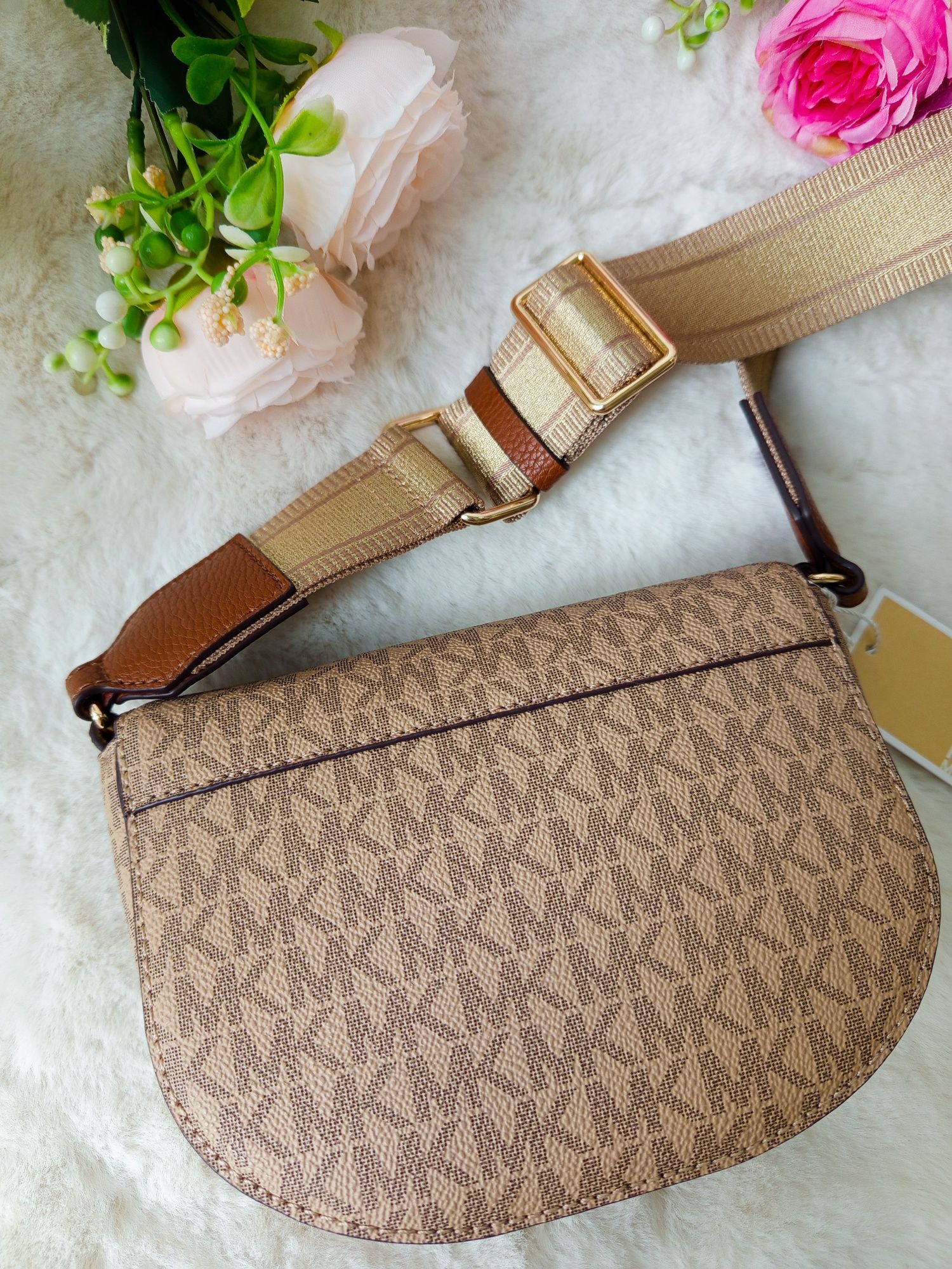 Mała torebka na ramię listonoszka Michael Kors z logo beżowa brązowa