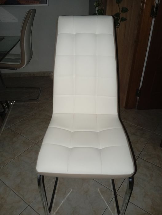 Vendo 04 cadeiras em pele