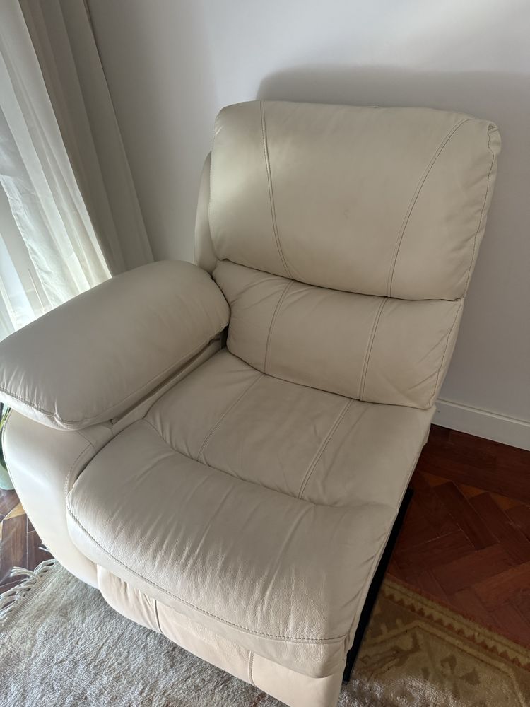 Sofa beje de pele 3 lugares