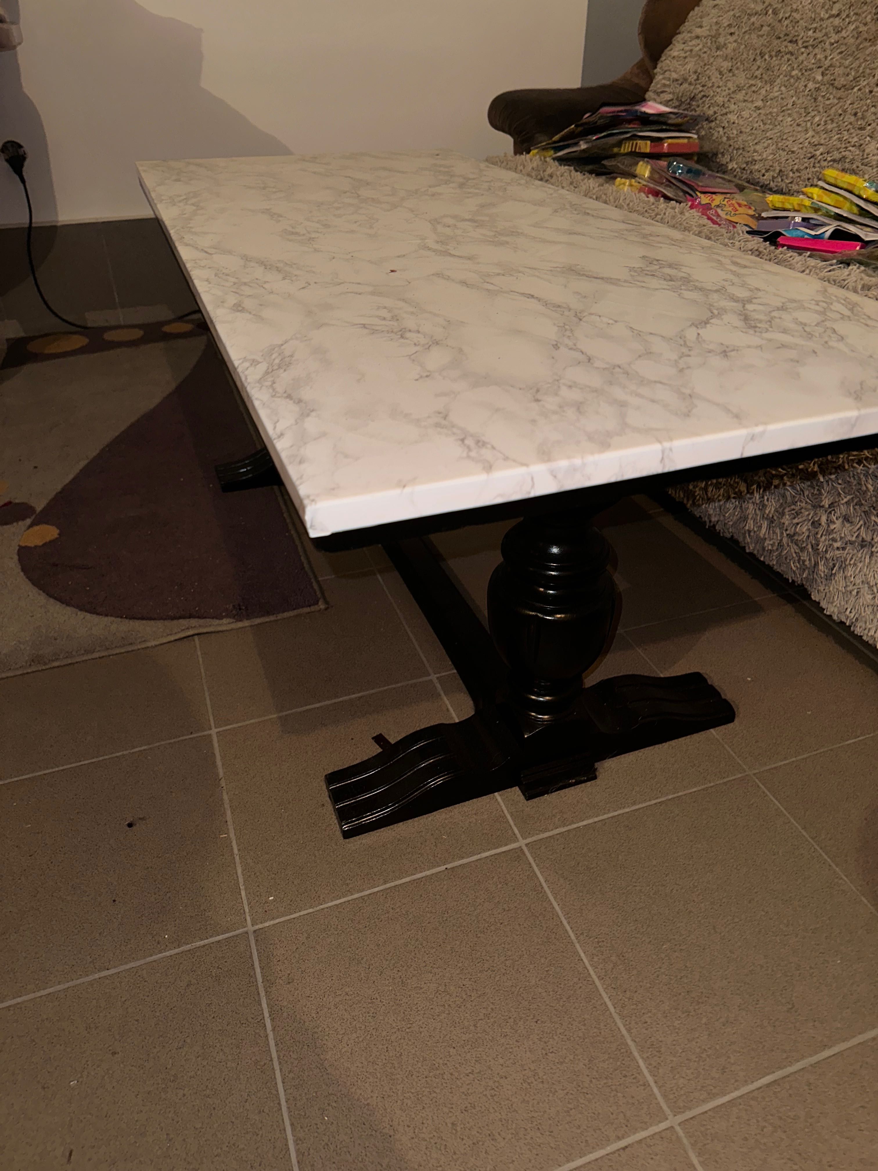 Stół marmurowy z drewnianymi nogami