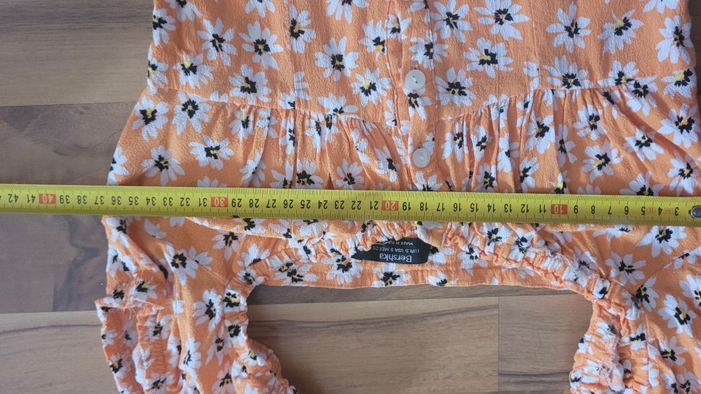 Sukienka hiszpanka Bershka. Lekko się naciąga.