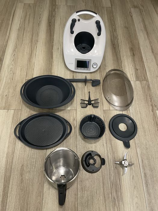 Thermomix TM5 - uszkodzony, wszytskie częsci z zestawu