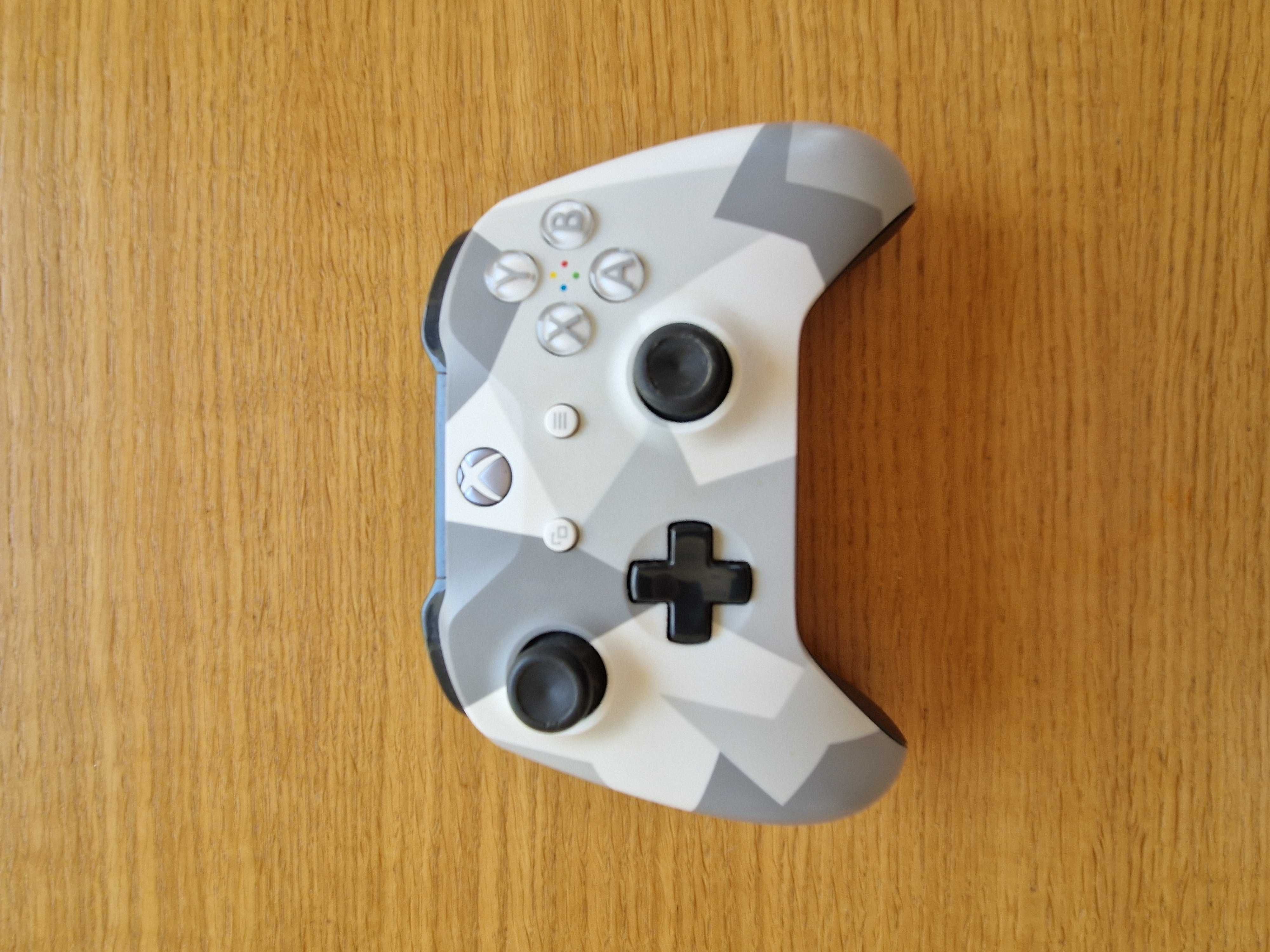 Xbox One S + 2 pady + akumulatory – Stan bardzo dobry