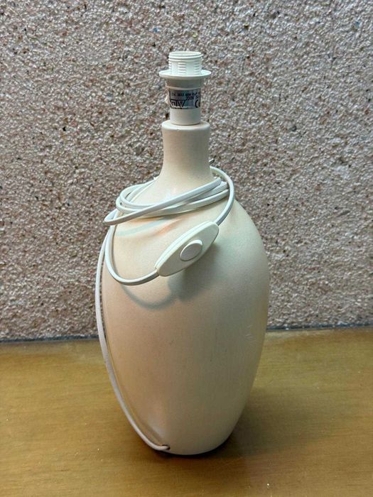 Candeeiro de Mesa em Cerâmica com Design Abstrato