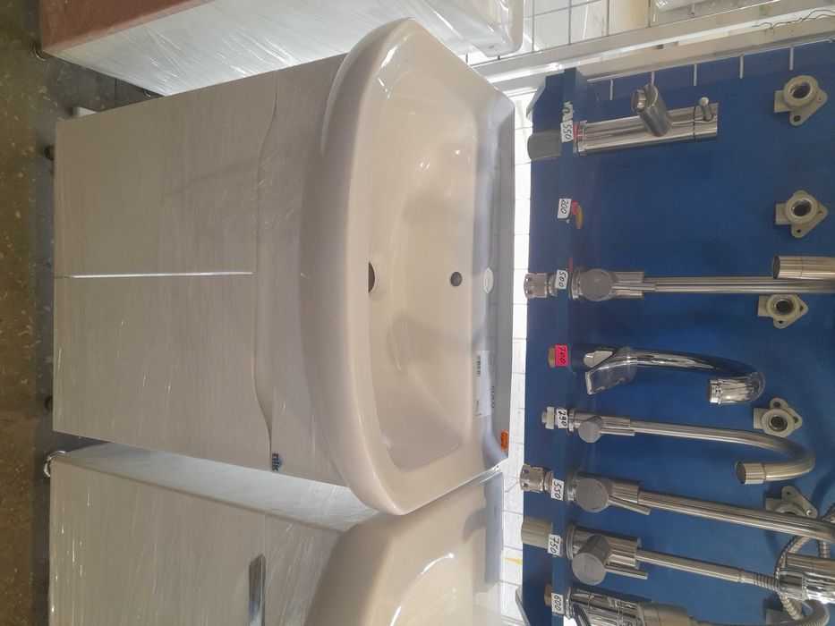 Умивальник на тумбі для ванної кімнати.