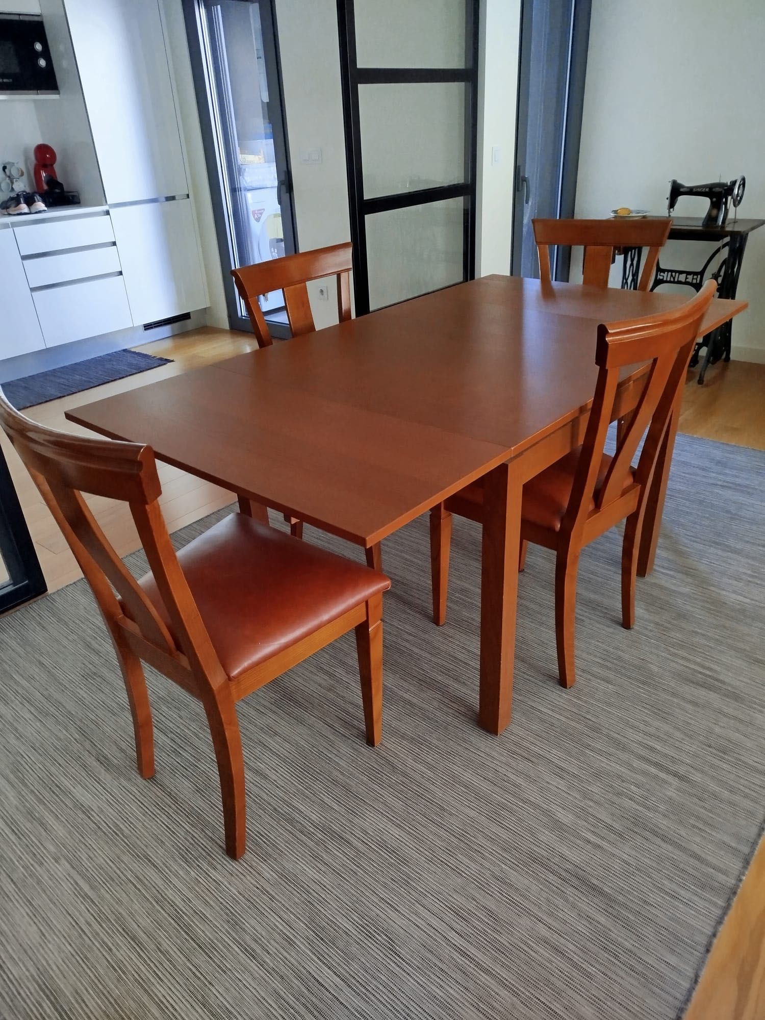 Mesa de madeira extensível com 6 cadeiras