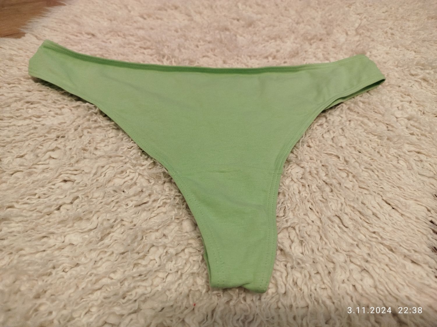 Zielone nowe stringi