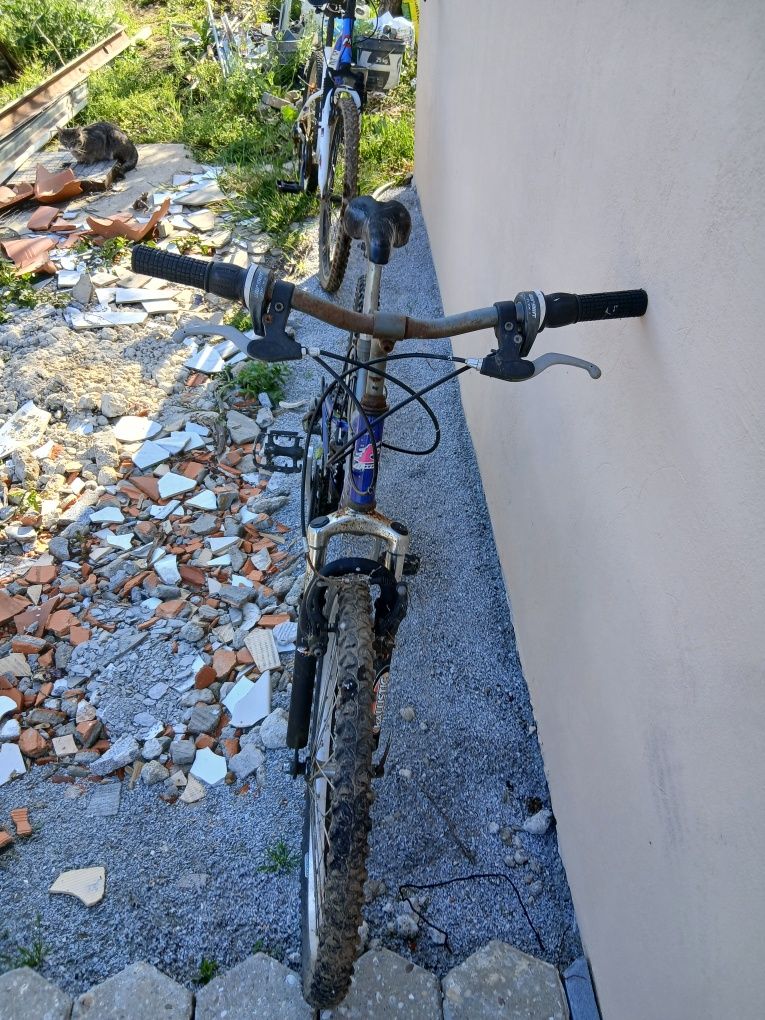 Bicicleta em estado aceitavel