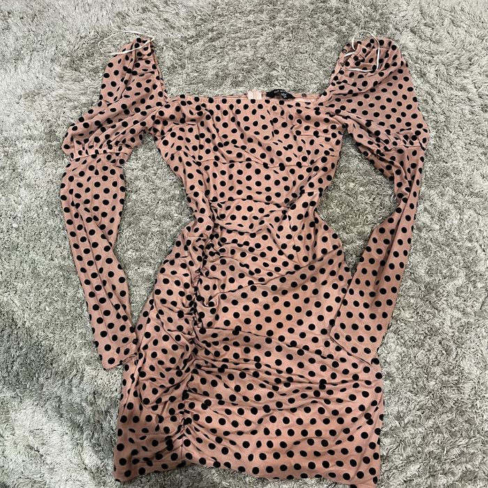 Бежевое и черное облегающее мини-платье в горошек с длинными рукавами