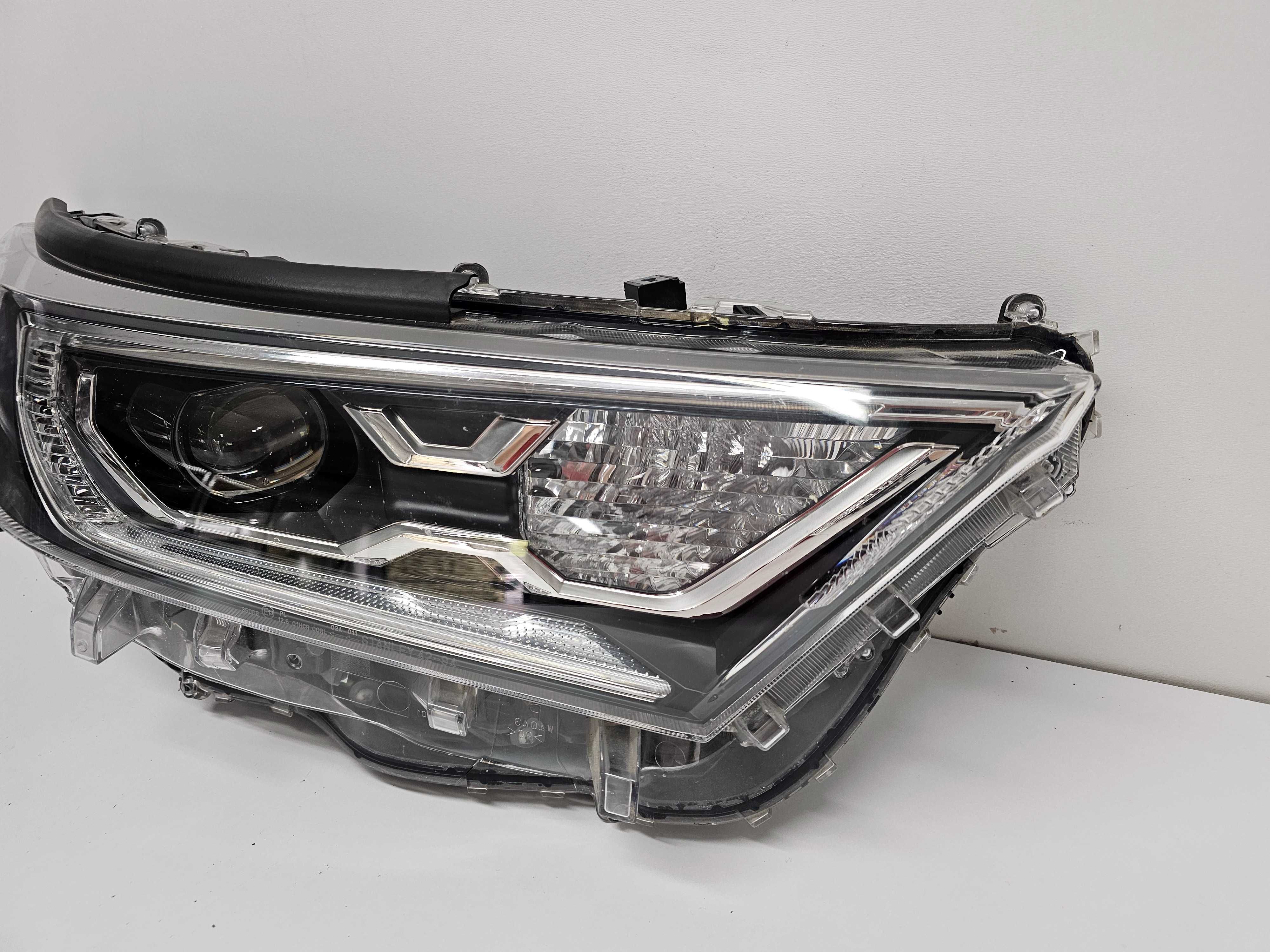 TOYOTA RAV4 V 5 lampa prawa przednia przód led 19-