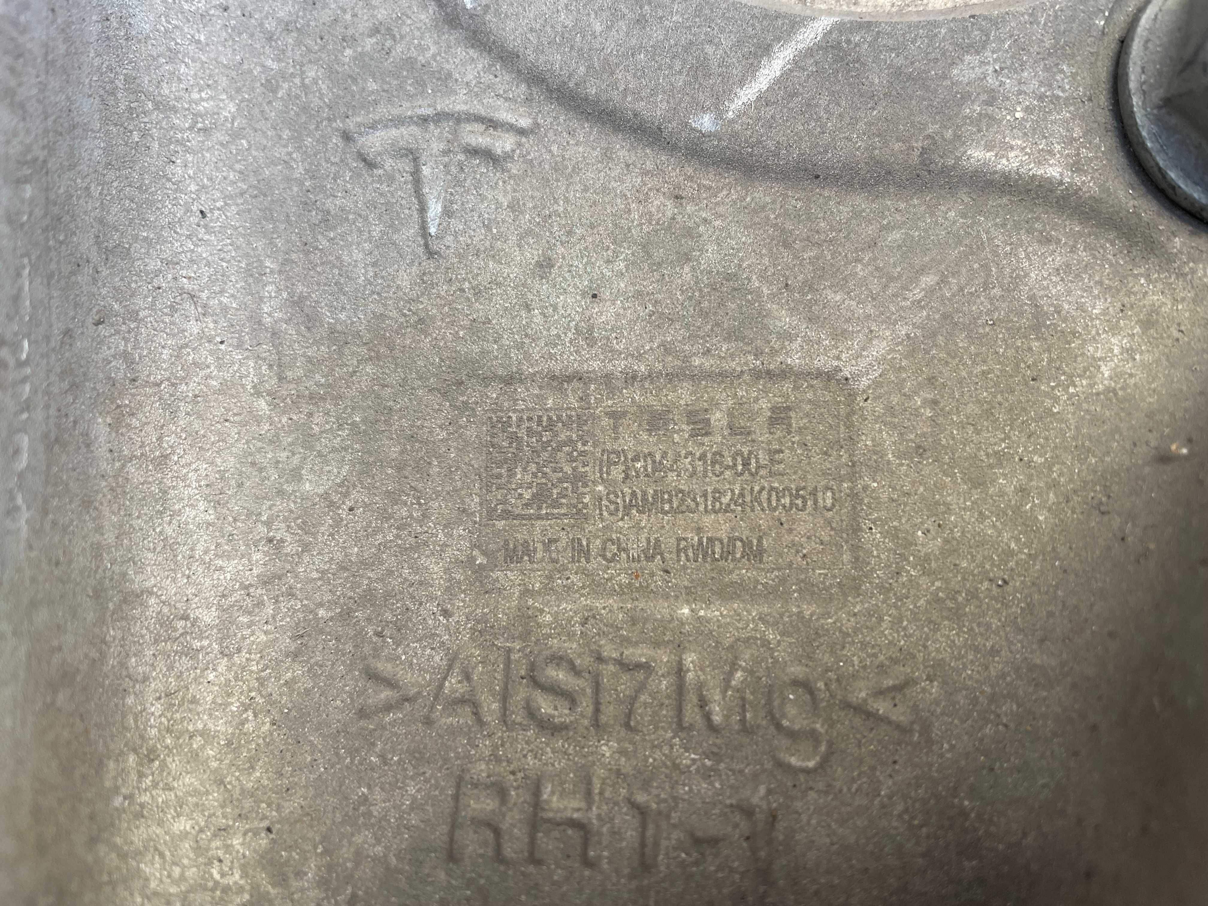 Цапфа права Tesla 3 1044316-00-e кулак в наявності Tesla m3 оригінал