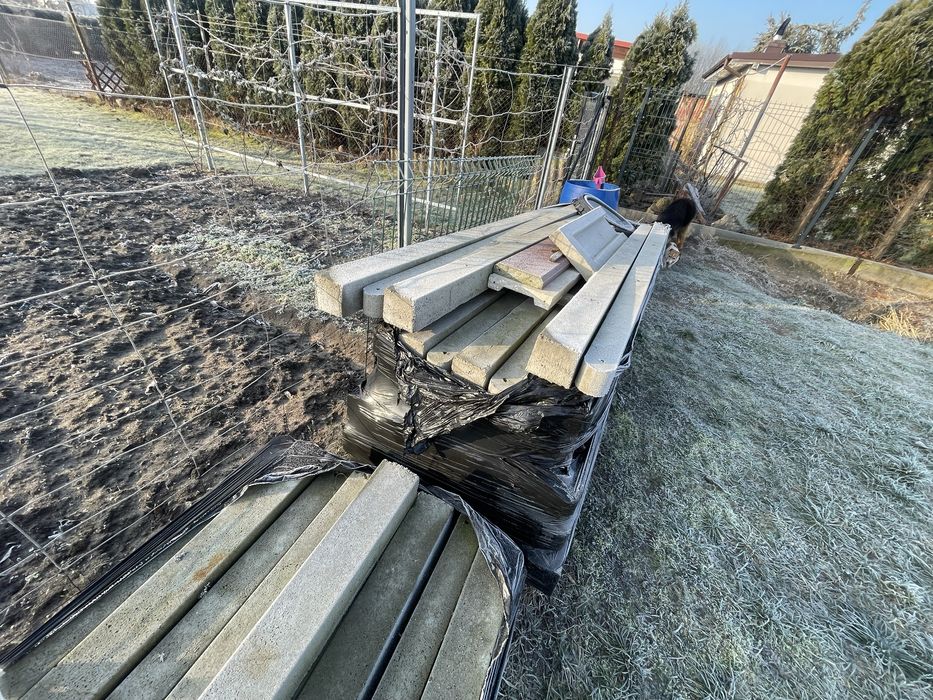 Słupki betonowe do siatki zastrzały metalowe ceowniki do podmurówki.