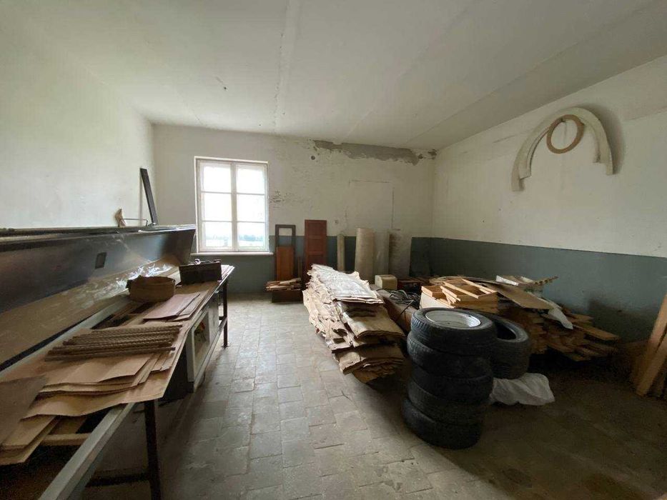 Приміщення 1230 м2 та земельна ділянка 0,35 га в с. Вістова