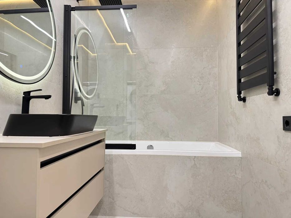 Сучасна двокімнатна в центрі