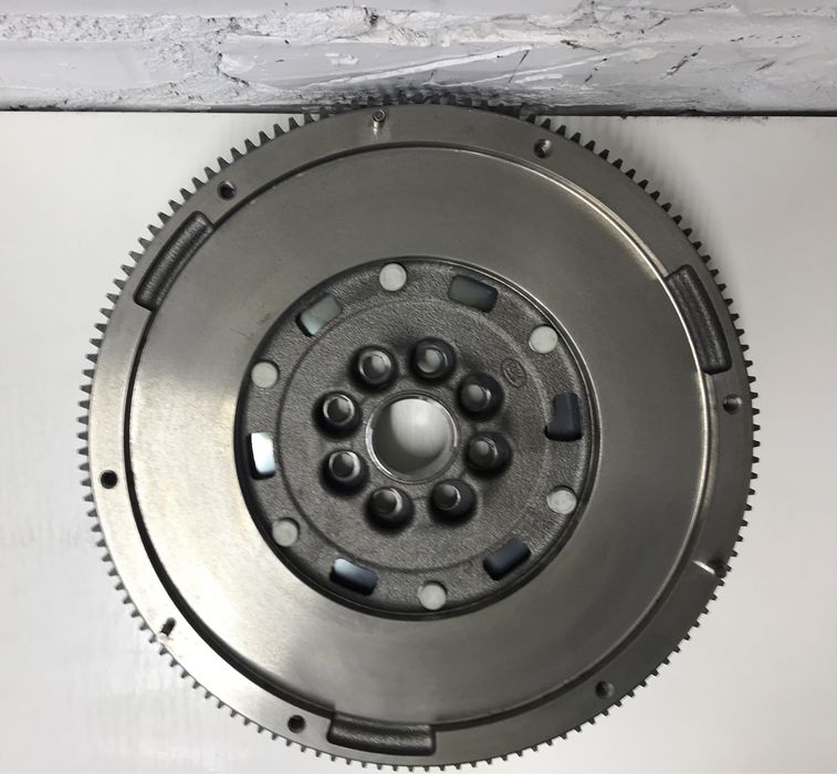 Маховик демпфер audi skoda vw golf  sharan tiguan seat audi a3 q3