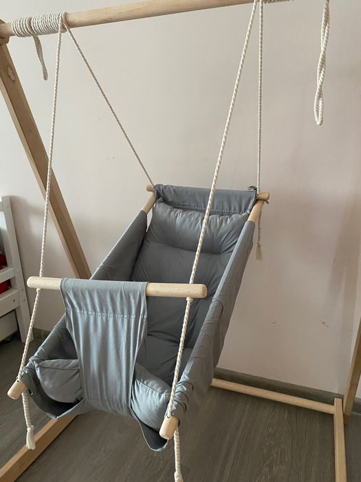 Дитяча гойдалка з деревʼяною стійкою