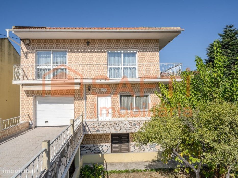 Moradia T5 com espaço exterior e terreno