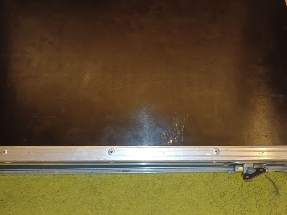 Pedalboard gitarowy hardcase  85*46 cm wraz z zabudowanym zasilaczem