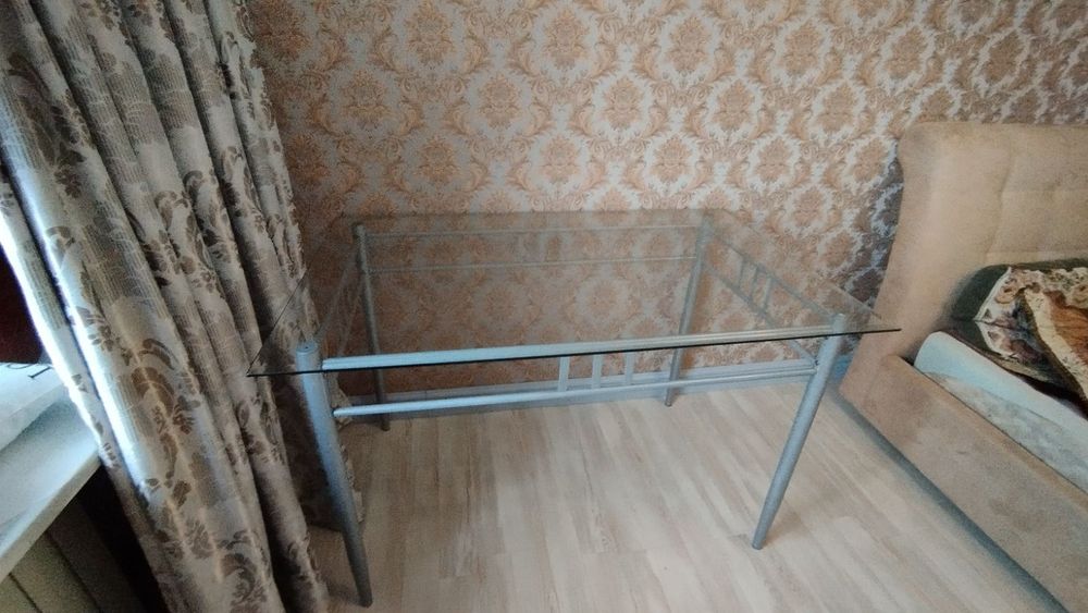 Продам скляний стол