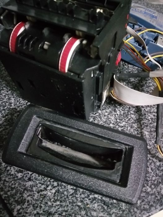 Dispensador para moedas e notas